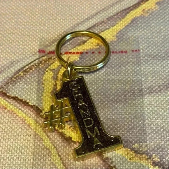 #1 Number One Grandma - Gold Key Chain - Picture 3 of 9